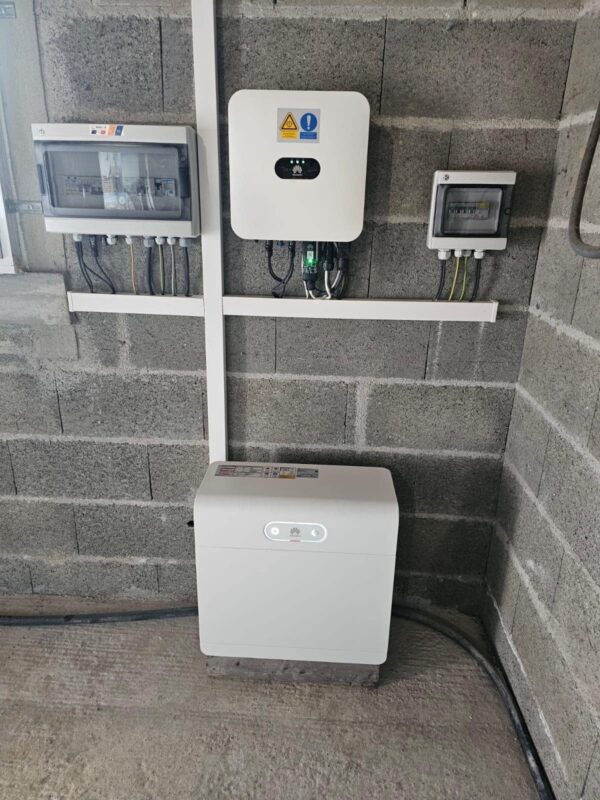Installation électrique avec onduleur et systèmes de distribution.